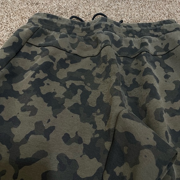 Nike camo tech fleece pants size small, slight peeling - Picture 4 of 6